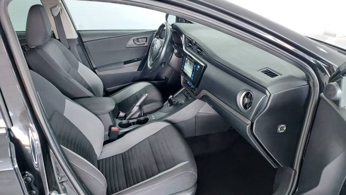 TOYOTA AURIS TOURING SPORTS